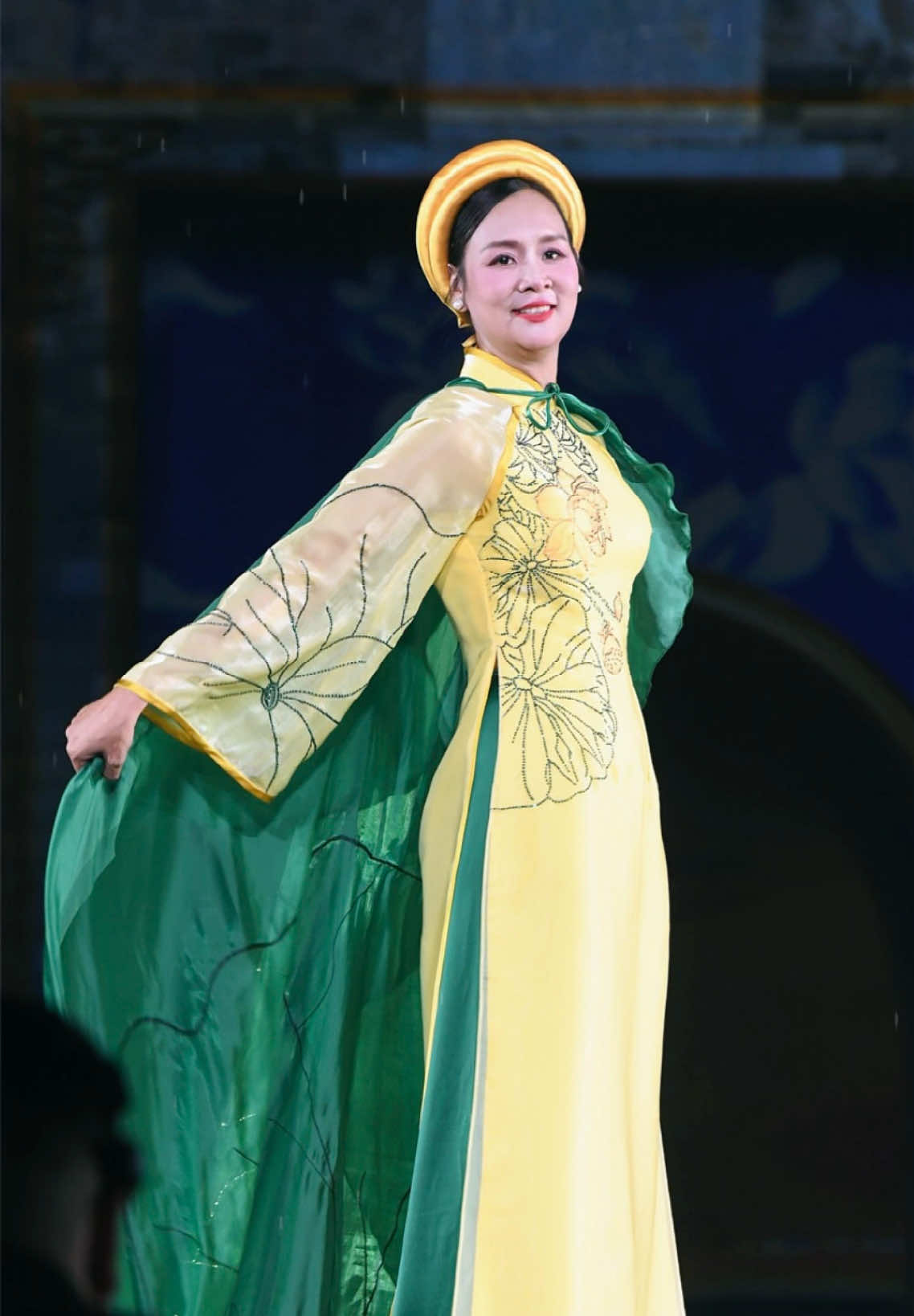 FASHION SHOW  Make up cho cô : TRẦN BẢO NGỌC ~ HOA HẬU PHỤ NỮ VIỆT NAM 2000 ~  Tại lễ hội văn hoá thế giới 2025 Bước chân di sản 3 #buocchandisan #teamthukennymakeup  #tuyetminhmakeup 