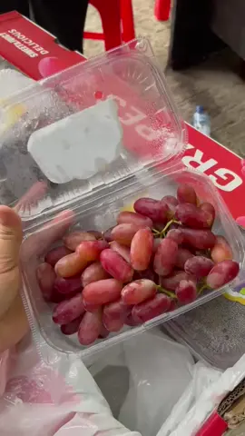 yang lagi dicari² long crimson kemasan pack rasanya dijamin manis ya kak bosss😋🤩 #tabananbali #fypage #buahbuahan #longcrimson #anggur 