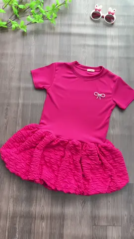 Váy liền thân tăm lạnh, chân váy tùng sóng dễ thương, tặng kèm 1 nơ cài và 1 dây tóc xinh cho bé.  #xuhuong #thoitrangtreem #vayxinhchobe #vaychobe #vayxinhchobegai 