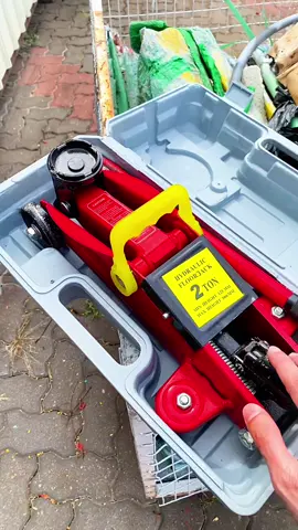 Floor jack 2 ton boleh guna untuk tukar tayar & service kereta. Jimat ruang, simpan dalam bonet kereta pun boleh 🔥🔥 Disclaimer : Harga akan berubah mengikut promosi yang dilakukan oleh seller & voucher dari Tiktok mengikut terma & syarat tertentu #floorjack #jack #jackkereta #jackbuaya