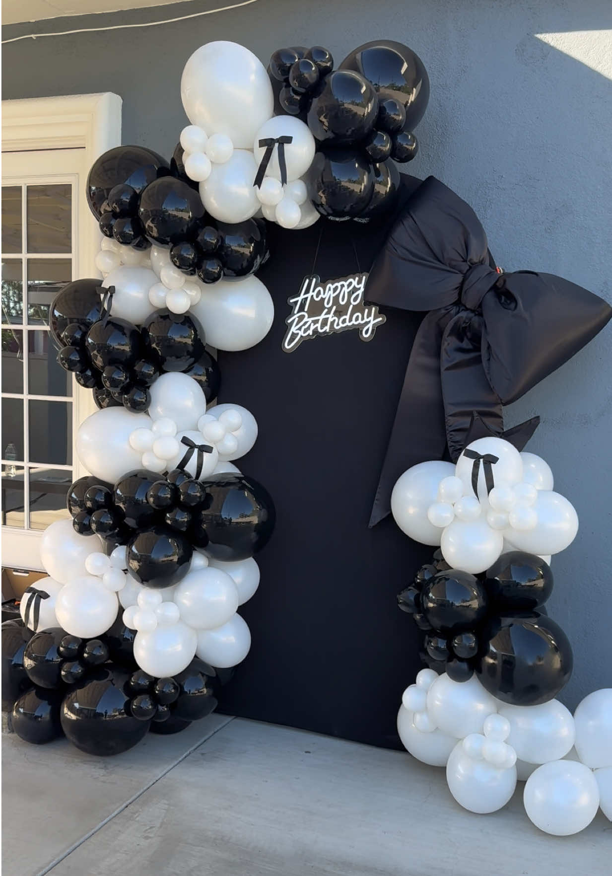 Dm me for a quote 🖤 #blackandwhiteparty #coquetteaesthetic #balloongarland #fyp 