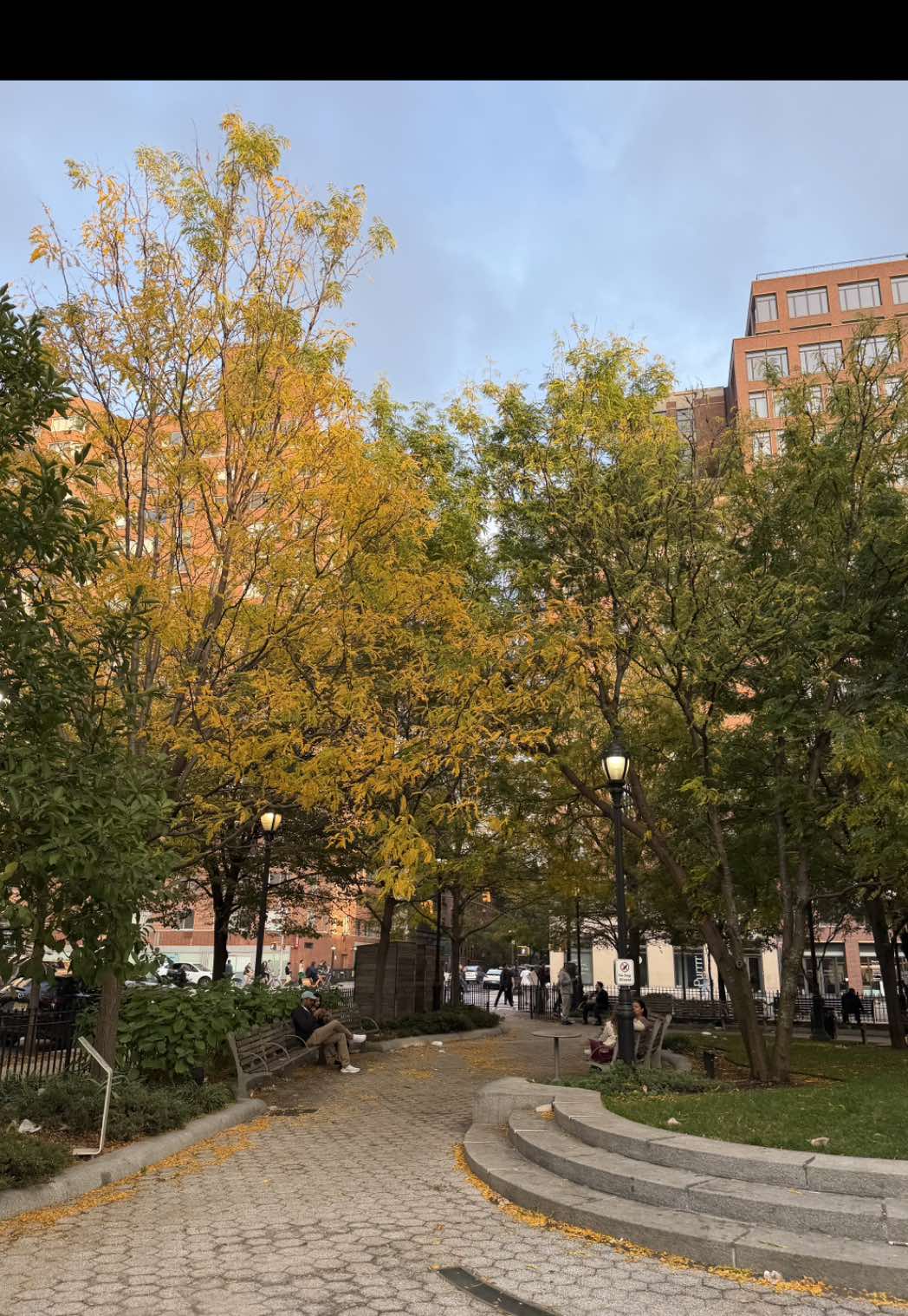 mind’s in the sky. body’s in the stadium  #delta #deltaskyclub #airport #airportlounge #travel 