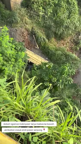 Truck MENGANTUK DI JEMBATAN CISAUK SAMPAI KORBAN MENINGGAL DUNIA DI TEMPAT TIDAK DISELAMATKAN LAGI DIBAWA KE RUMAH SAKIT DI JAKARTA UNTUK MESUN ATAU RUMAH DUKA LALU DITEMPAT PERSTIRAHATAN TERAKHIR 