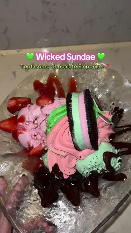 New Wicked Sundae is available now at Toothsome Chocolate Emporium in City Walk at Universal Studios 📍💕💚 @Universal Orlando Resort #citywalk #wicked #dessert #toothsomechocolateemporium #icecream @Wicked: For Good 
