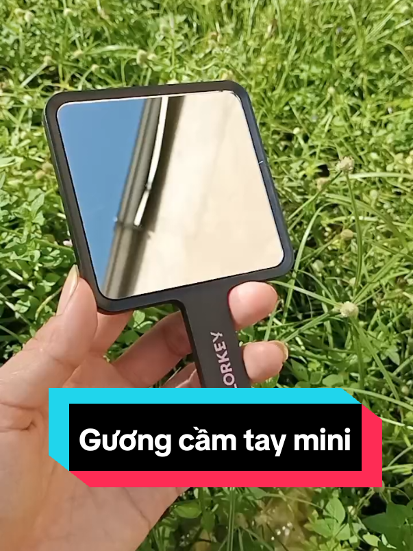 Gương nhỏ mà có võ 😎 soi phát thấy luôn “nét đẹp tiềm ẩn”! Cầm em này lên là auto xinh, không tin soi thử đi 🤭💖 #guong #guongcamtay #colorkey #phukien #trangdiem 