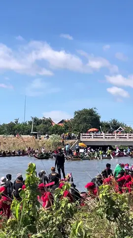 ការចេញដេប៉ារបស់ទូកង#កែវមុនីពិសិដ្ឋសែនជ័យ😊❤️ #ចំណុះបាយវត្ត😁 #កីឡាលើទឹក🇰🇭🇰🇭🇰🇭 