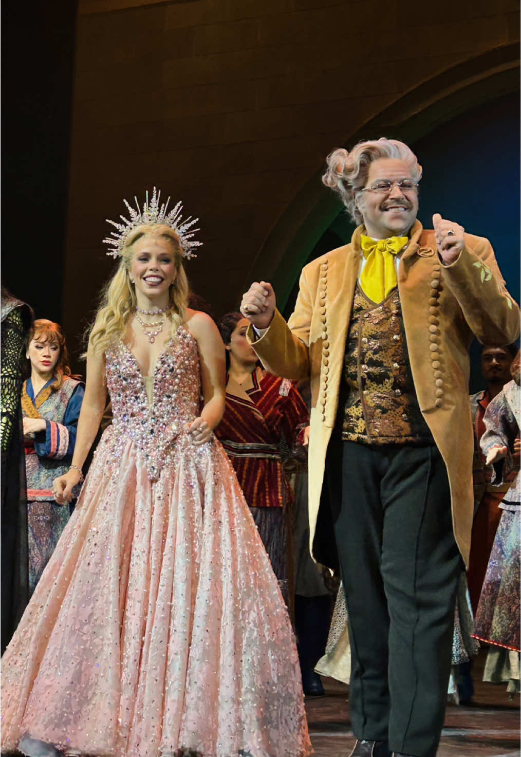 Chega ao fim a participação do Tiago Abravanel como o grande mágico de Oz 🥺💚 Quem assistiu essa semana presenciou um mágico incrível, que encheu o palco de carisma e diversão. Já pode sentir saudades da dupla amada???? 😫🌷♥️ @Fabi Bang #fabibang#fabibang#wickedbrasil 