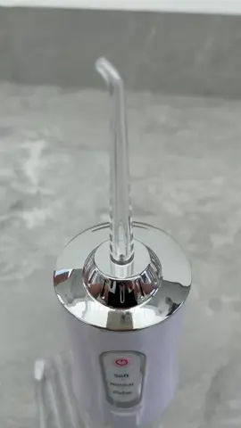 Máy Tăm Nước Cầm Tay Oral Irrigator – giải pháp vệ sinh răng miệng hiện đại giúp loại bỏ mảng bám và thức ăn thừa sâu trong kẽ răng mà bàn chải thường không chạm tới. Với 3 chế độ phun mạnh – nhẹ – massage cùng 4 đầu tăm chuyên dụng, sản phẩm đặc biệt phù hợp cho người niềng răng, bọc sứ, trám răng hoặc viêm lợi. Pin sạc dùng 30–40 ngày, nhỏ gọn tiện mang theo mọi nơi. #maytamnuoccamtay #maytamnuocoralirrigator #tamnuocvesinhrangmieng #chamsocrangmieng #maytamnuocgiare 