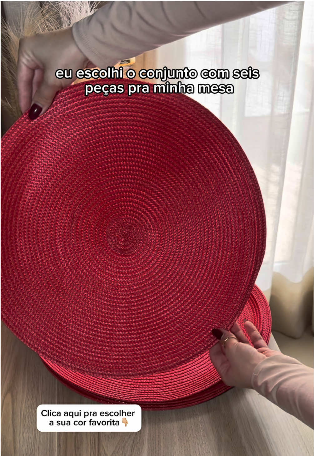 Esse jogo americano vermelho é a cara do Natal 🎄✨ Comprei o kit com 6 peças, mas o de 4 sai por menos de 30 reais 😱 Tem outras cores lindíssimas — uma mais chique que a outra!  #jogoamericano #mesaposta #mesadenatal #natal2025 #casaedecoracao 