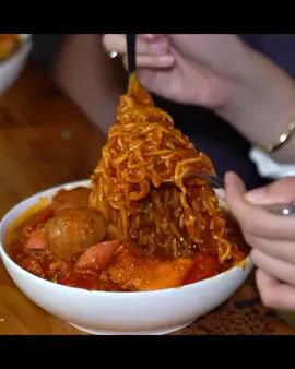 Mie nyemek pedas (Yt: Bella kuku Tanesia)#bellakukutanesia #mukbang #mienyemek #miepedas #kulinermakanan 