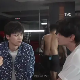 ตาเถียนมันจะสวบน้องไหมwa!สายตาพี่มันบ่งบอกทุกอย่างโดยที่ไม่ต้องพูดสักคำอ่ะ5555555 จะมามองเด็กแล้วมาฮ็อปอะไร๊ได้สัมผัสทุกส่วนแล้วแท้ๆอดทนไว้!อดทนก่อนคนมันเยอะ🙂‍↔️ #ziyu #tianxuning #tianziyu #revengedlove #ศัตรูหัวใจคือแฟนใหม่ผมเอง 