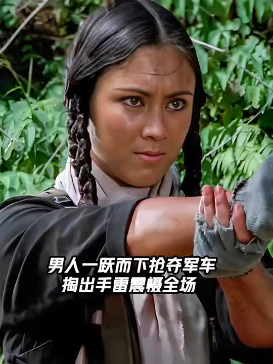 男人一跃而下抢夺军车掏出手雷震慑全场#影视 #影视解说 #精彩片段 #影视剪辑