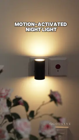 Modern night light that turns on by itself 🌙 perfect for your hallway or bedroom #nightlight #homedecor #bedroomlighting #smartlight #tiktokfinds