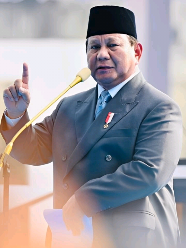 Presiden Prabowo siap menghadapi segala risiko dalam memberantas korupsi. Presiden Prabowo menyampaikan keyakinannya bahwa rakyat bersamanya sehingga dirinya tidak gentar hadapi koruptor-koruptor dan maling-maling yang merugikan negara dan bangsa.  Dengan tegas “Saya dikasih peringatan, ‘Pak hati-hati, mereka uangnya banyak.’ Tapi saya tidak ragu-ragu. Saya akan hadapi koruptor-koruptor dan maling-maling, saya hadapi bersama saudara-saudara,” ujarnya. #prabowo #presidenprabowo #prabowopresiden2024 #prabowogemoy #prabowosubianto 