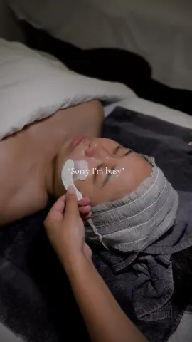 Come get the glow you’ve been waiting for. Now accepting clients. 🤍🫧 follow me on ig @skynnavenue    #esthetics #skincare #facial 