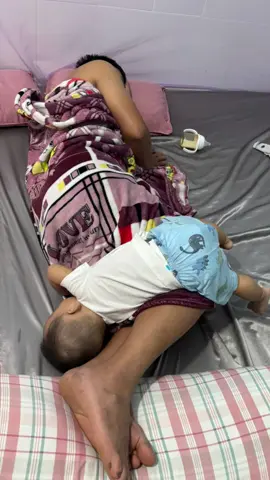 Khi bạn chỉ muốn ngủ nhưng con lại muốn tập yoga trên người 😭 #baCon #ngủmàcũngphảibám #hàihướcTikTok #teamCóConNhỏ