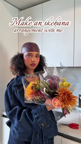 These flowers are inspired by the anthem colors. #ikebana #flowerarrangement #fyp 