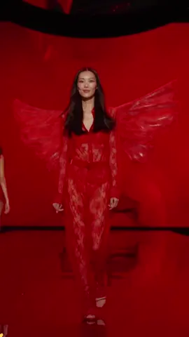 The annual rollover scene! The 2025 secret show was rated as the worst catwalk. Jijitai's walking and outdated styling attracted ridicule.#model #victoriassecret #bellahadid #angelreese 