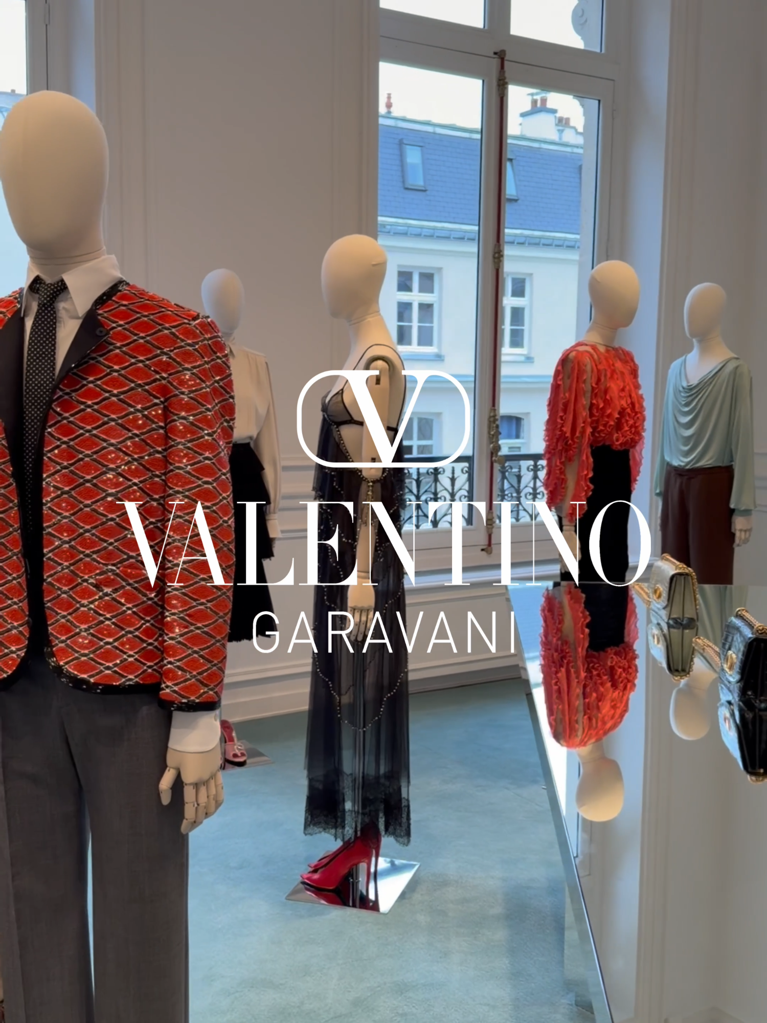 เจฟ ซาเตอร์ และ ฟรีน สโรชา แบรนด์แอมบาสเดอร์ของ Valentino พร้อมแขกคนพิเศษ ภีมวสุ จากวง Bus  พาชมรอบ Re-See คอลเล็กชั่น Fireflies Spring/Summer 2026 โดย Alessandro Michele ณ กรุงปารีส ประเทศฝรั่งเศส #jeffsatur #srchafreen #PEEMWASU#busbecauseofyouishine #Valentino #ValentinoSS26 #ValentinoFireflies #VALENTINOGARAVANI #zzocial #zconversation #PFW #tiktokluxuryfashion #TikTokFashion #fashiontiktok #luxuryfashion