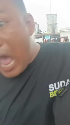 di sini saya ingin menjelaskan kepada yang terhormat di posisi ini emng saya salah telah ada berkata kotor namun kata kata itu bukan untuk yang terhormat melainkan saya jengkel kpda teman saya namun naas nya saya ketetapan lewat di mobil yang terhormat jdi ini juga bisa jadi pelajaran buat saya ke depan agak bisa menuntun lagi kata dan sikap saya #fybシviral #viral #fybシviral #fybシviral #fybシviral 