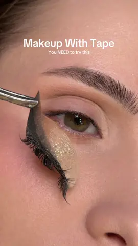 OMG you need to try this beauty hack with tape😁 #beautytutorial #beautyhacks #eyeshadowtutorial #makeuphacks #makeuptutorial 