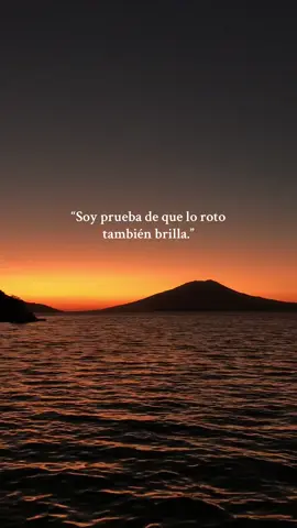 “Me rompí, me levanté y aprendí que lo roto también brilla. Mis cicatrices cuentan mi fuerza, no mi derrota.”  . . . . . . . . . . . . #frases #rotos #paratiii #0000 #resilencia 