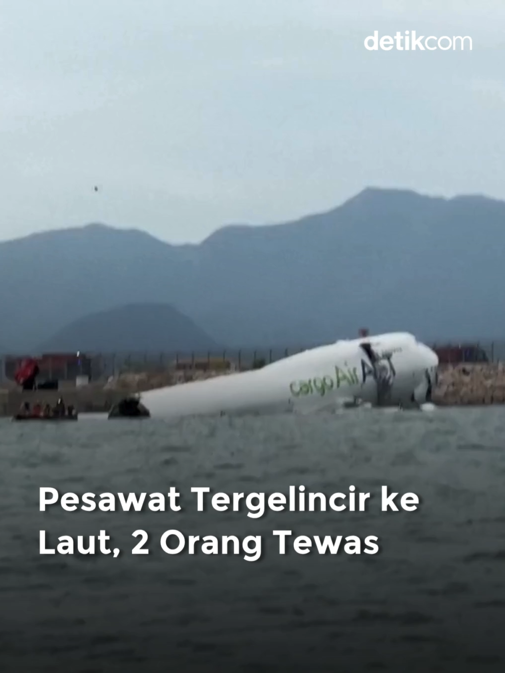 Pesawat kargo dari Dubai tergelincir saat mendarat di Bandara Internasional Hong Kong pada Senin (20/10/2025) dan masuk ke laut. Dilansir dari Reuters, 4 awak yang berada dalam pesawat Boeing 747 itu berhasil dievakuasi dengan selamat. Namun ternyata pesawat itu juga menghantam kendaraan groundstaff saat tergelincir. 2 Orang yang berada di dalam kendaraan tersebut diberitakan meninggal dunia. Karena kejadian ini runway bagian utara bandara ditutup. Belum diketahui penyebab terjadinya kecelakaan ini. Baca berita selengkapnya hanya di detik.com ! Video: Reuters Creator: Jo #kecelakaanpesawat #pesawattergelincir #bandarahongkong #pesawatkargo #detikcom