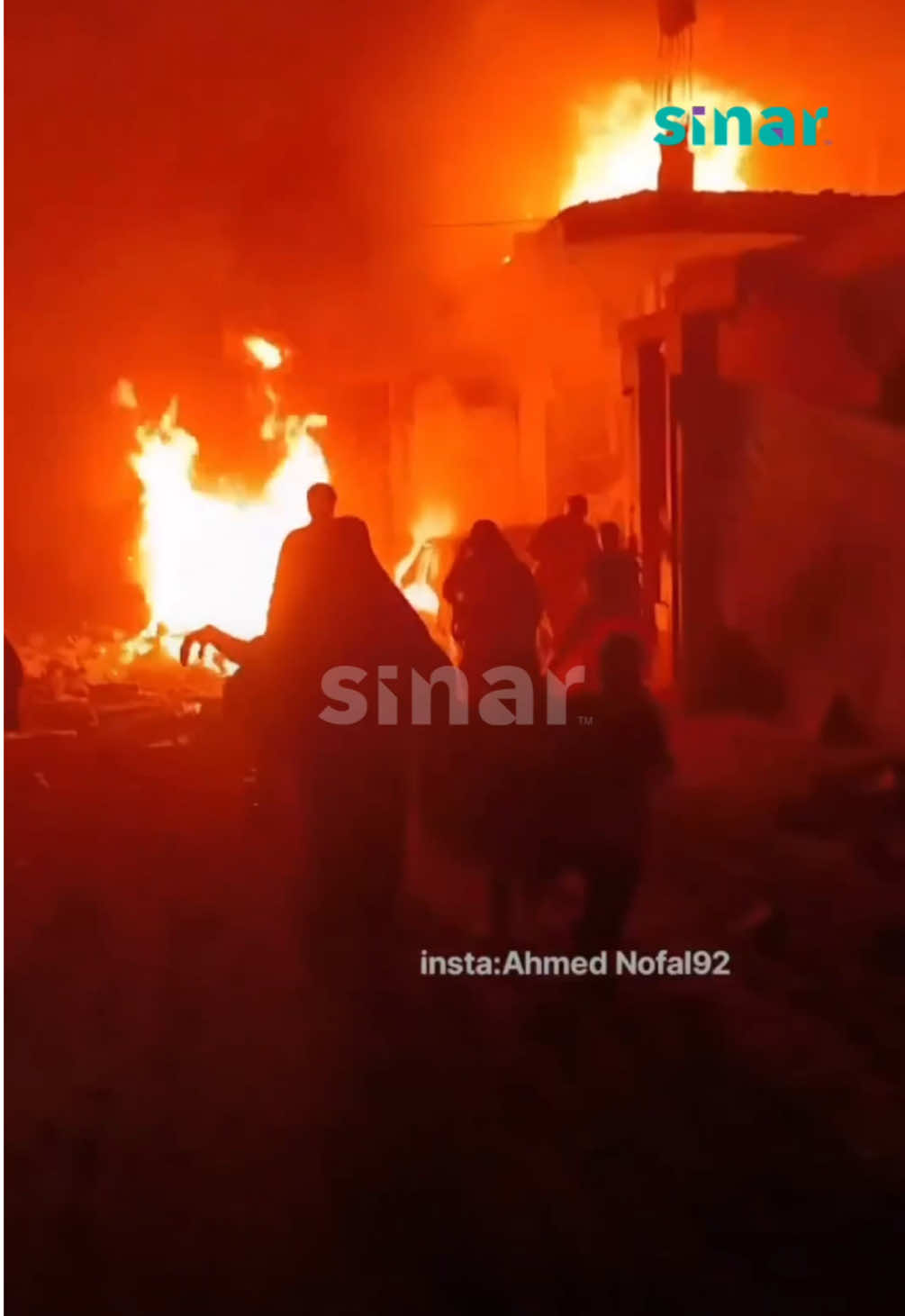 Ahad 19/10/2025 – Detik menyayat hati selepas rejim zionis Israel mengebom rumah keluarga “Al-Baz” di Kem Al-Nuseirat, Gaza. Kelihatan api sedang marak dan terdengar tangisan kanak-kanak yang ketakutan. Hasbunallahu wa ni’mal wakeel 🤲🏻  Sumber: @eye.on.palestine  #SINARKongsi #SINARMuzikRetroTerbaik #fyp #trending #fyppppppppppppppppppppppp 