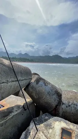 Segala medan kita terjang🔥#pemecahombak#ikangt#rockfishing#landbasedfishing#fy  