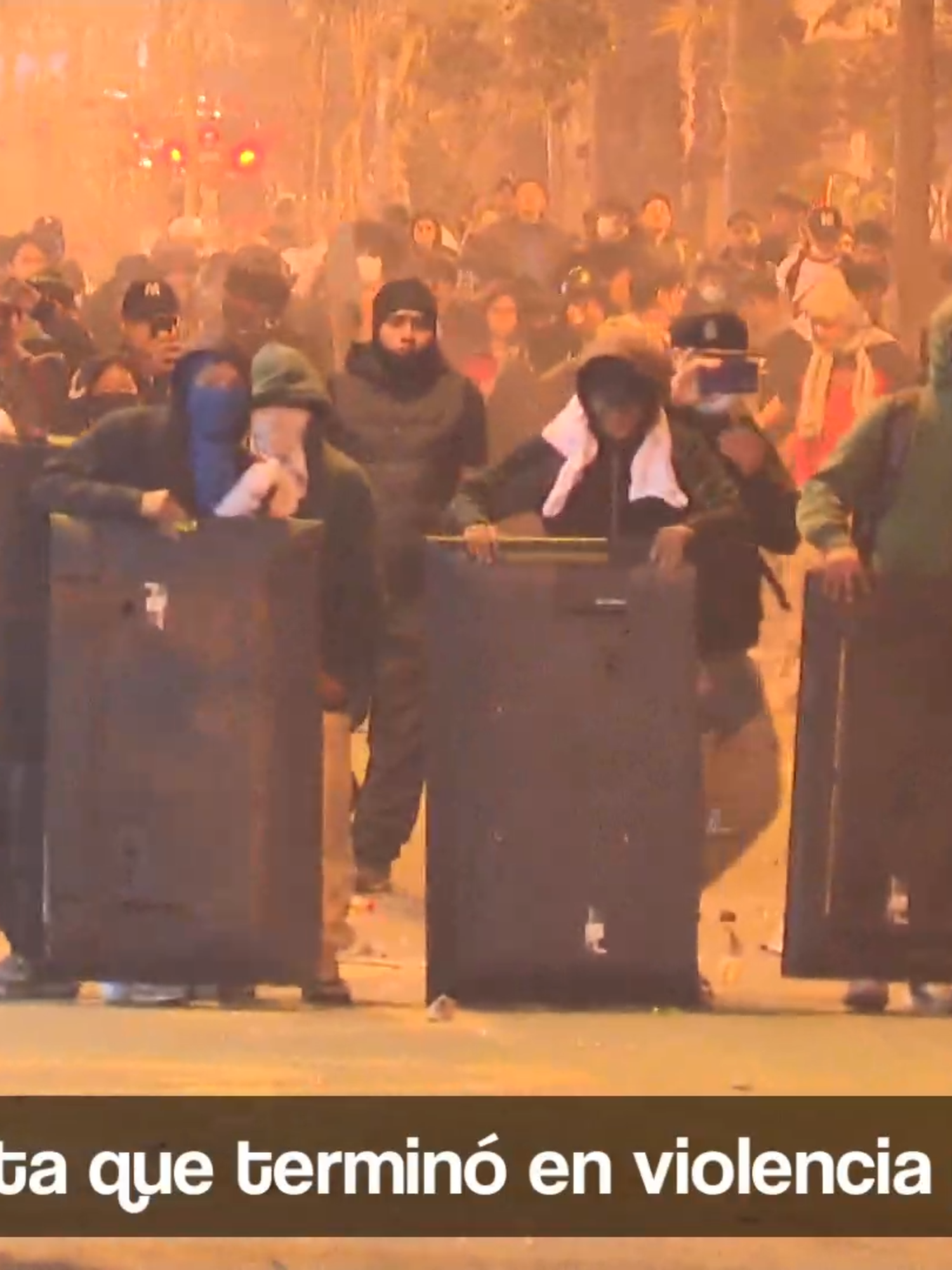 #CuartoPoder La protesta del 15 de octubre en Lima terminó con un muerto, más de 100 heridos y denuncias por uso excesivo de la fuerza. La Fiscalía investiga la actuación policial y los hechos que desataron la violencia. [Mira el programa completo y 100% GRATIS -Solo Perú- en tvGO] [Link en la BIO ↑]