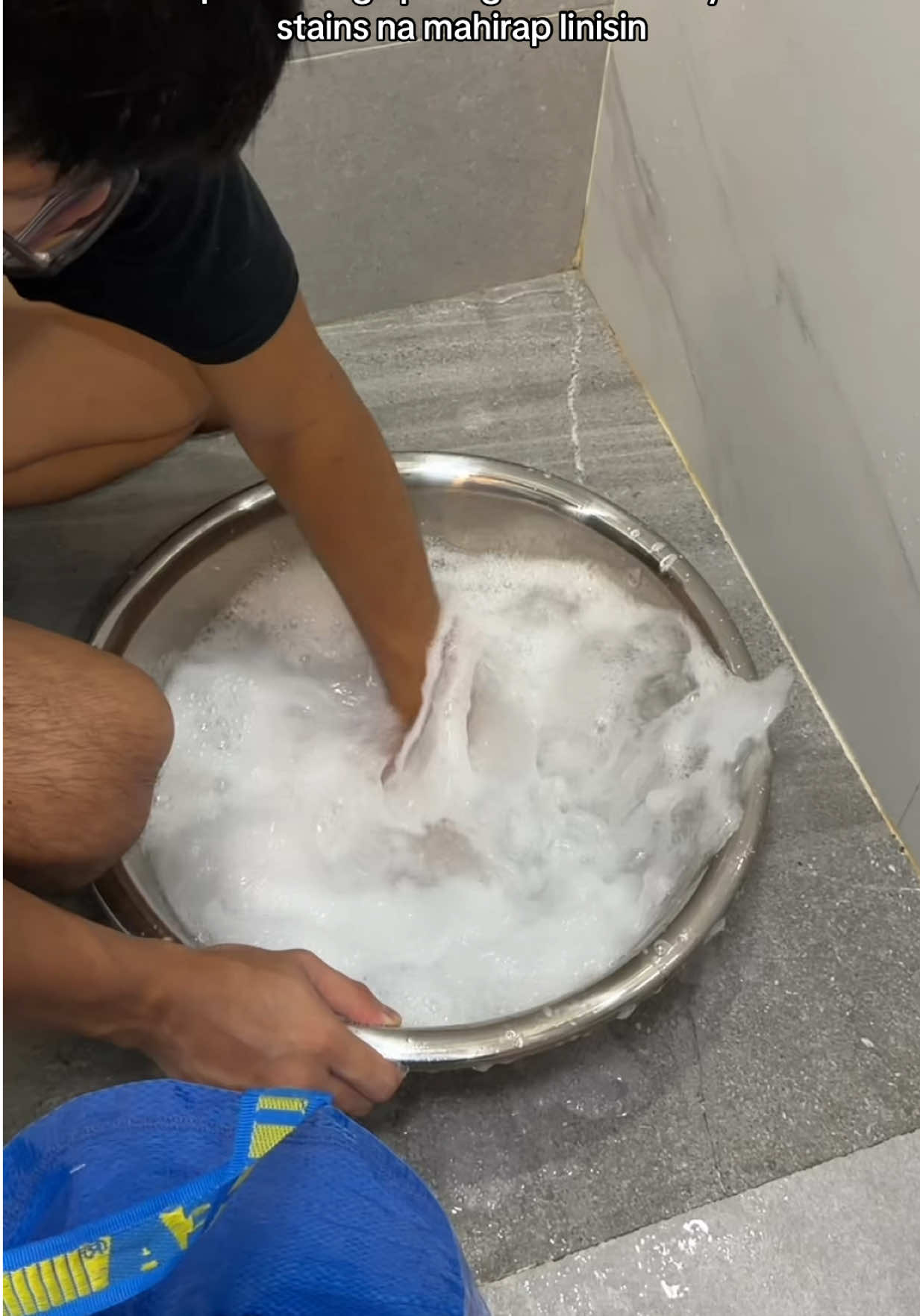 para sa mga walang time magkusot at kuskos ng damit na may mantsa, ibabad nyo muna dito before labhan #seawayslaundrystainremover #seaways #laundrystainremover #stainremover #laundrytok 