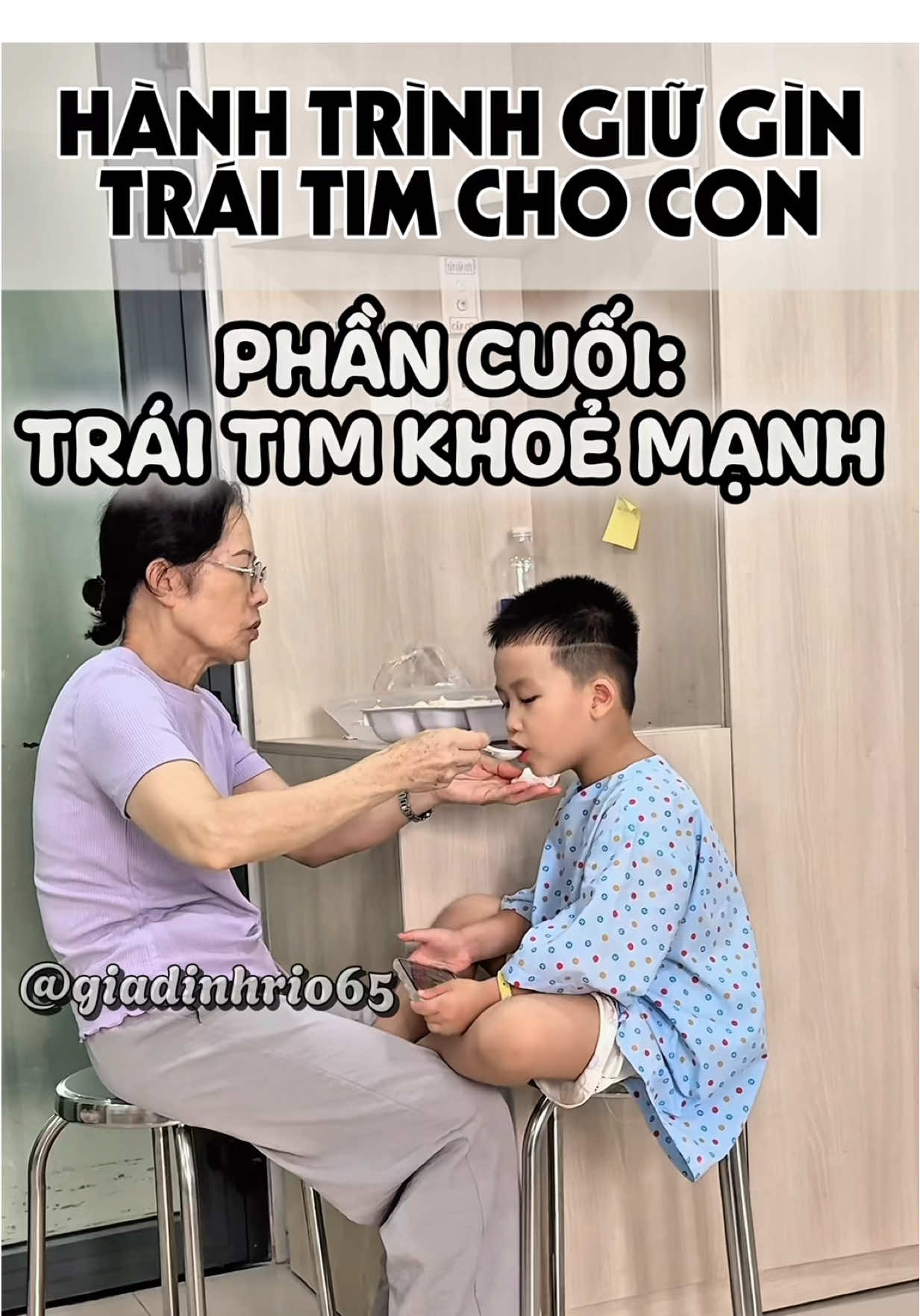 Một hành trình dài đã kết thúc. Chàng trai của mẹ mạnh mẽ lắm. Một cánh cửa mới mở ra, mong rằng con sẽ ngày càng kiên cường, ghi nhớ và biết ơn những người đã giúp đỡ, động viên con 💙#giadinhrio #hanhtrinhcungcon #timbamsinh #thongliennhi #mevabe 