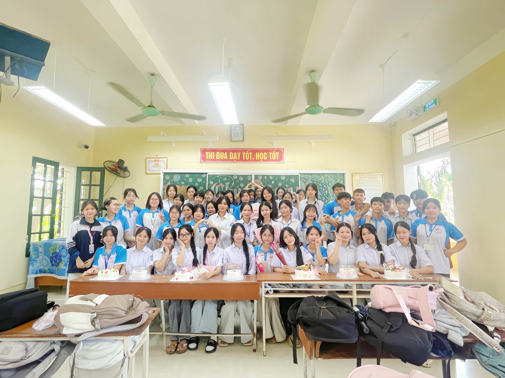 Ai nói “chuyên văn ít nam thì không có quà” nhưng mà lớp tớ không théeee🫶🏻🫶🏻#thptphuduc #hocsinhcap3 #trending #quoctephunu ❤️