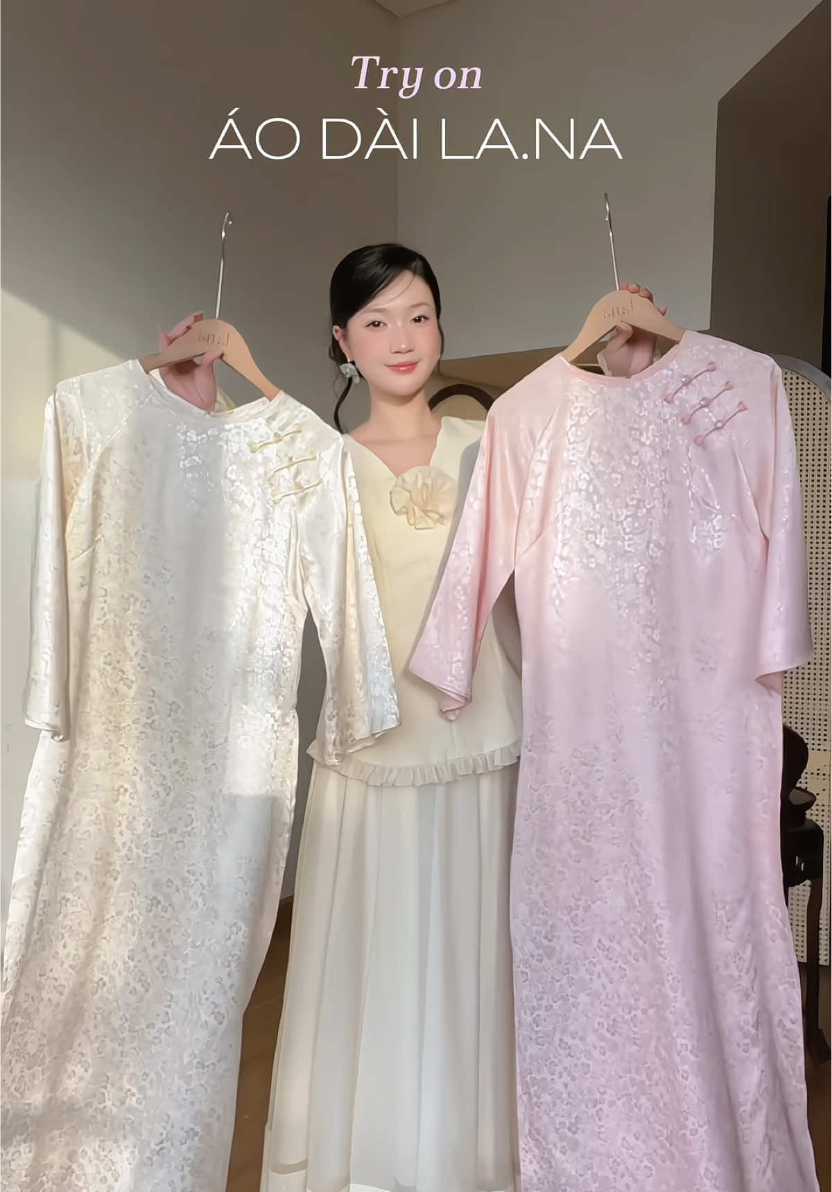 Như Yên e ấp tựa sương mai, Chi Lan thanh khiết như ánh trăng ngà. hai sắc gấm, hai vầng hương, khẽ chạm nhau trong nét kiêu sa của nàng. #aodaicollection #aodaithietke #aodailana #sd003 #sd004