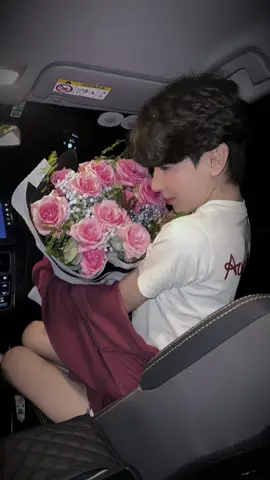 không nghĩ mình cũng được tặng hoa vào ngày này #CapCut #fyp #xh #xuhuongtiktok #viral 