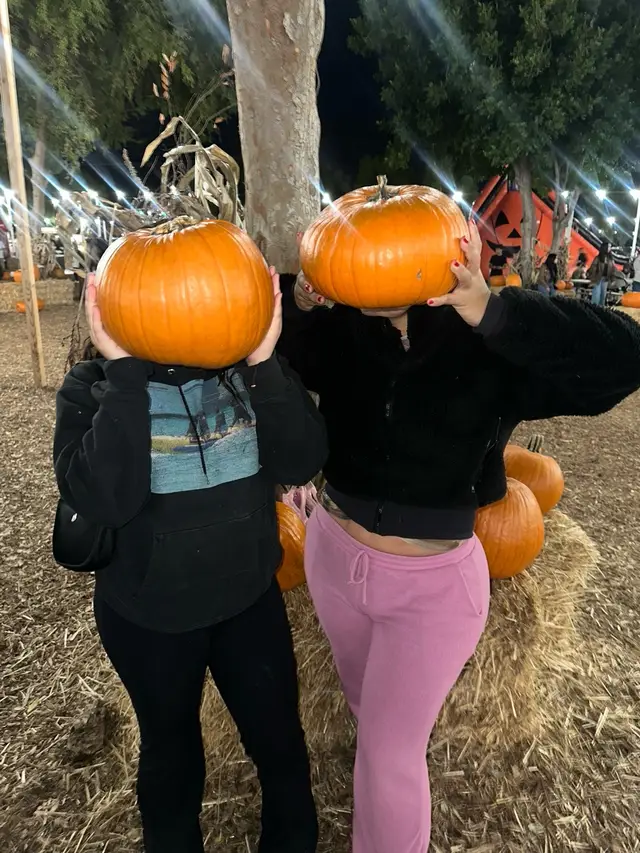 I force my sisters to take pics with me #pumpkinseason #pumpkinpatch #sisters 