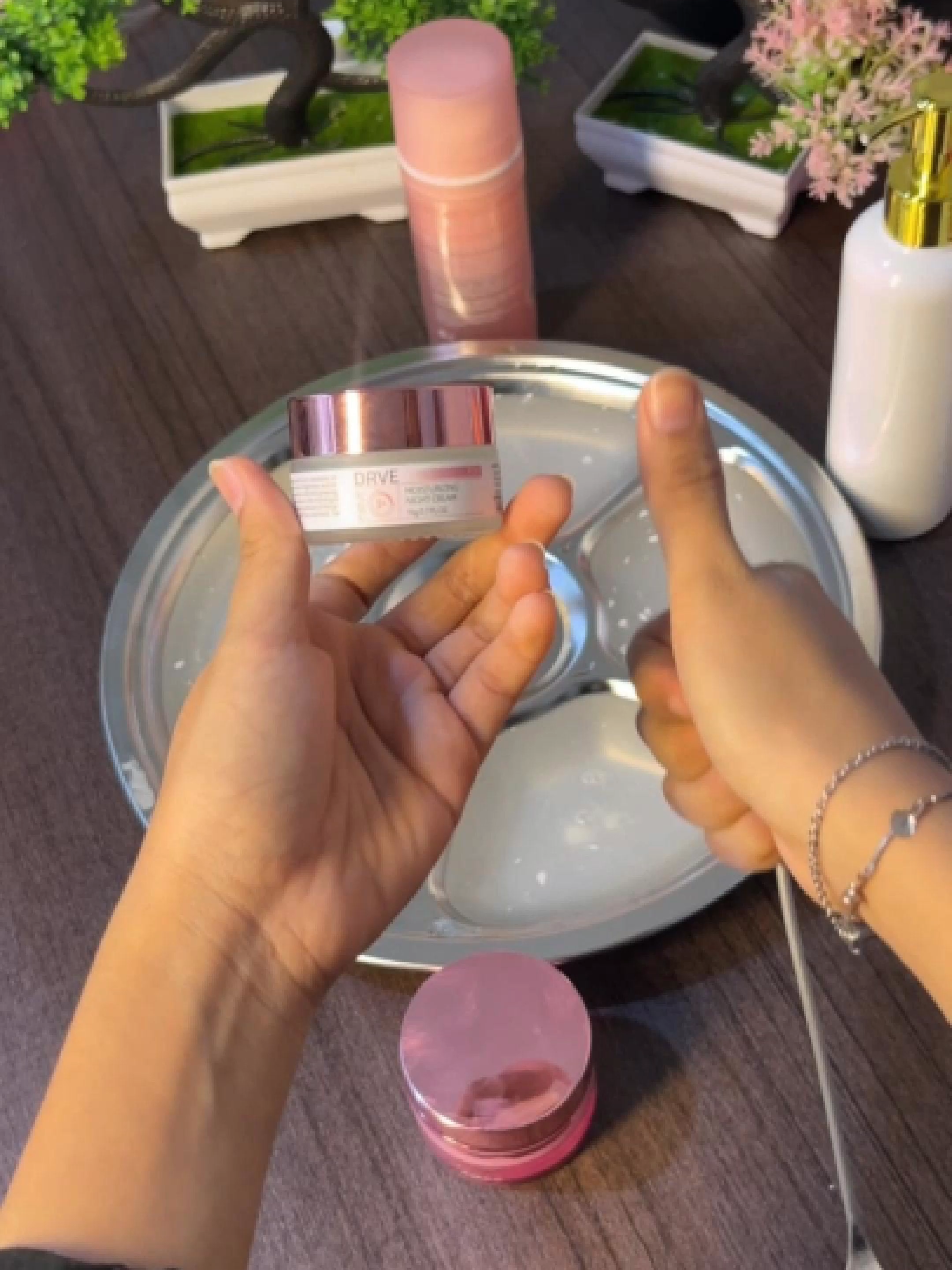 pakai night cream sebelum tidur dan bangun dengan wajah cerah dan sehat🥰🥰#serumretinoldrve #kulitglowing #skincareviral #kulitlembap #bumilbusuiaman🥰 #foryourbeauty #skincareehacks #cantikalami #DailyRoutine #skincareroutin #daycream #bpom✅ #kulitsehat #skincaredrve #serumretinol #healthyskin #fypppp #virall #viralllllll #glassskinroutine