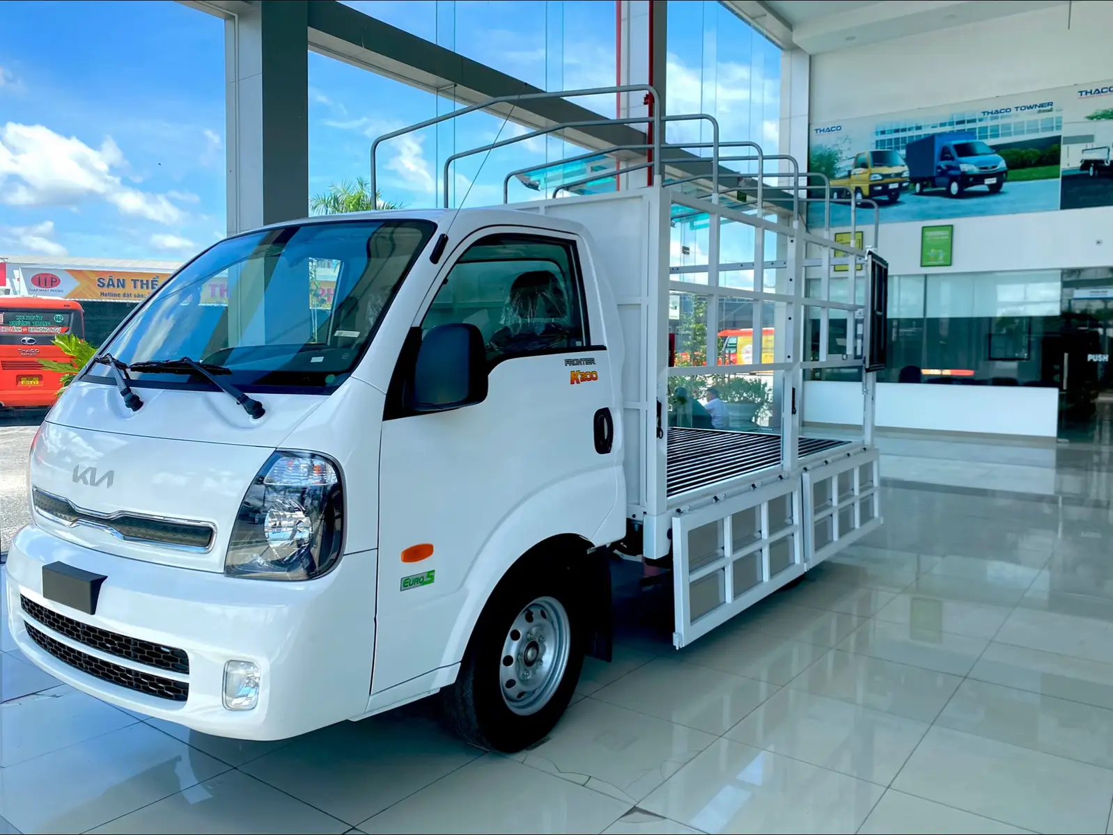 KIA K200 thùng mui bạt mở 5 bửng, vách thùng được đóng bằng Inox 304 bền bỉ chống gỉ tốt.  👉Xe đang có sẳn để giao ngay cho quý anh chị. ☎️0911 828 846(Em Phước)