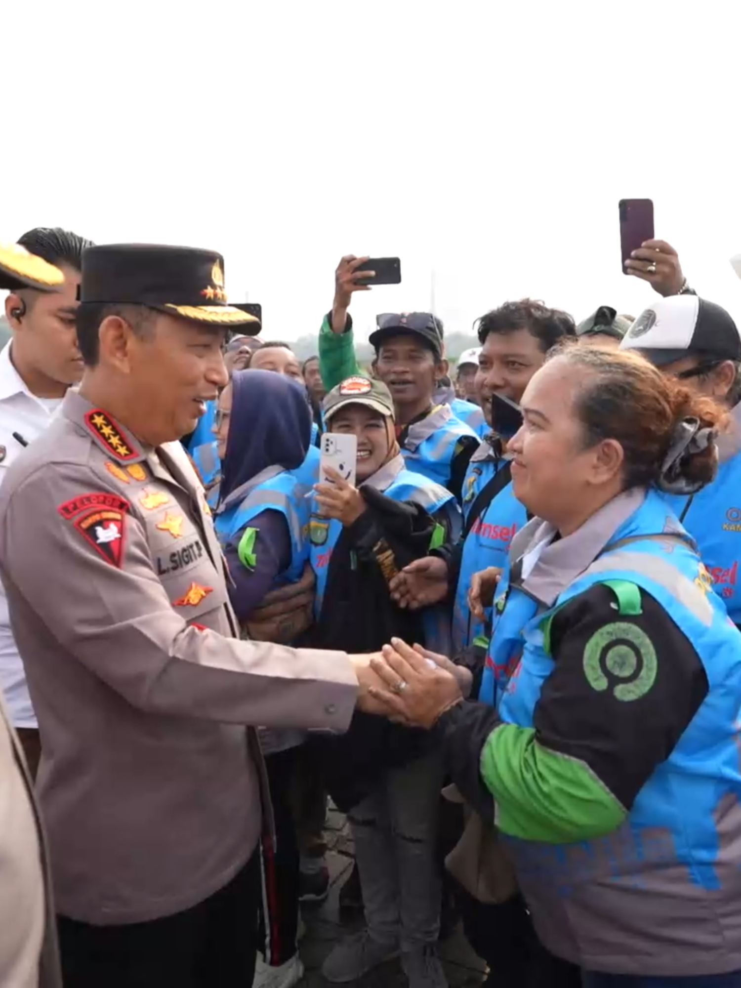 Kapolri Jenderal Polri Drs. Listyo Sigit Prabowo, M.Si., menghadiri Apel Ojol Kamtibmas di Monas, Jakarta Pusat (20/10/2025). Kegiatan ini menjadi wujud nyata sinergi antara Polri dan komunitas ojek online dalam menjaga keamanan dan ketertiban masyarakat. Kapolri menegaskan pentingnya peran pengemudi ojek online sebagai mitra strategis kepolisian dalam menjaga stabilitas kamtibmas melalui kolaborasi dan pertukaran informasi di lapangan. Wujud #DukunganTransformasiNasional dan Bentuk Kesuksesan Program Pemerintah RI “Sinergi ini adalah bagian dari Community Policing yang terus kita kembangkan untuk menciptakan keamanan bersama,” ujar Kapolri.