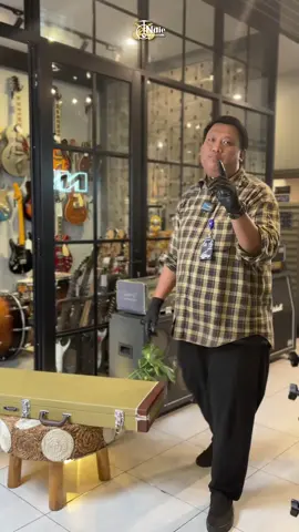 SQOE CUSTOM SHOP✨🔥 Gitar kok keren kaya gini sih #indiesqoeguitar  - Sqoe SEST1100 Rp. 7.700.000 Spesifikasi : Bodinya terbuat dari American Alder.  - neck model Modern C dari Canadian Maple dengan finishing glossy.  - Panjang skala (scale length): 648 mm.  - Fingerboard Rosewood, dengan radius 12″, dan dilengkapi 22 fret “Antioxidant Jumbo” (ukuran ± 2,9 mm x 1,2 mm).  - Lebar nut: 42 mm, menggunakan bahan tulang sapi (cow bone nut).  - Pickup: Paket “HSS” (hum­bucker di posisi bridge + single coil lainnya) dari SQOE Custom Shop, Alnico V, hand-wound.  - Kontrol: 1 Volume (V) + 2 Tone (T) + saklar 5-posisi + mini-switch untuk coil split.  - Noise reduction: Full conductive paint shielding untuk meredam noise.  - Tuner: SQOE Chromium Plating Silver Sealed Locking Tuners.  - Tremolo: SQOE 2-Point Tremolo dengan bahan Brass Zinc Alloy.  - Finishing: Premium Gloss Urethane Finish.  - Sudah termasuk hardshell case, strap premium, picks, cleaning cloth, kabel noiseless, stiker, sertifikat keaslian.  BRAND NEW Authorized Dealer #jualgitar #jualgitarmurah #jualsqoeguitar #jualsqoeguitar    