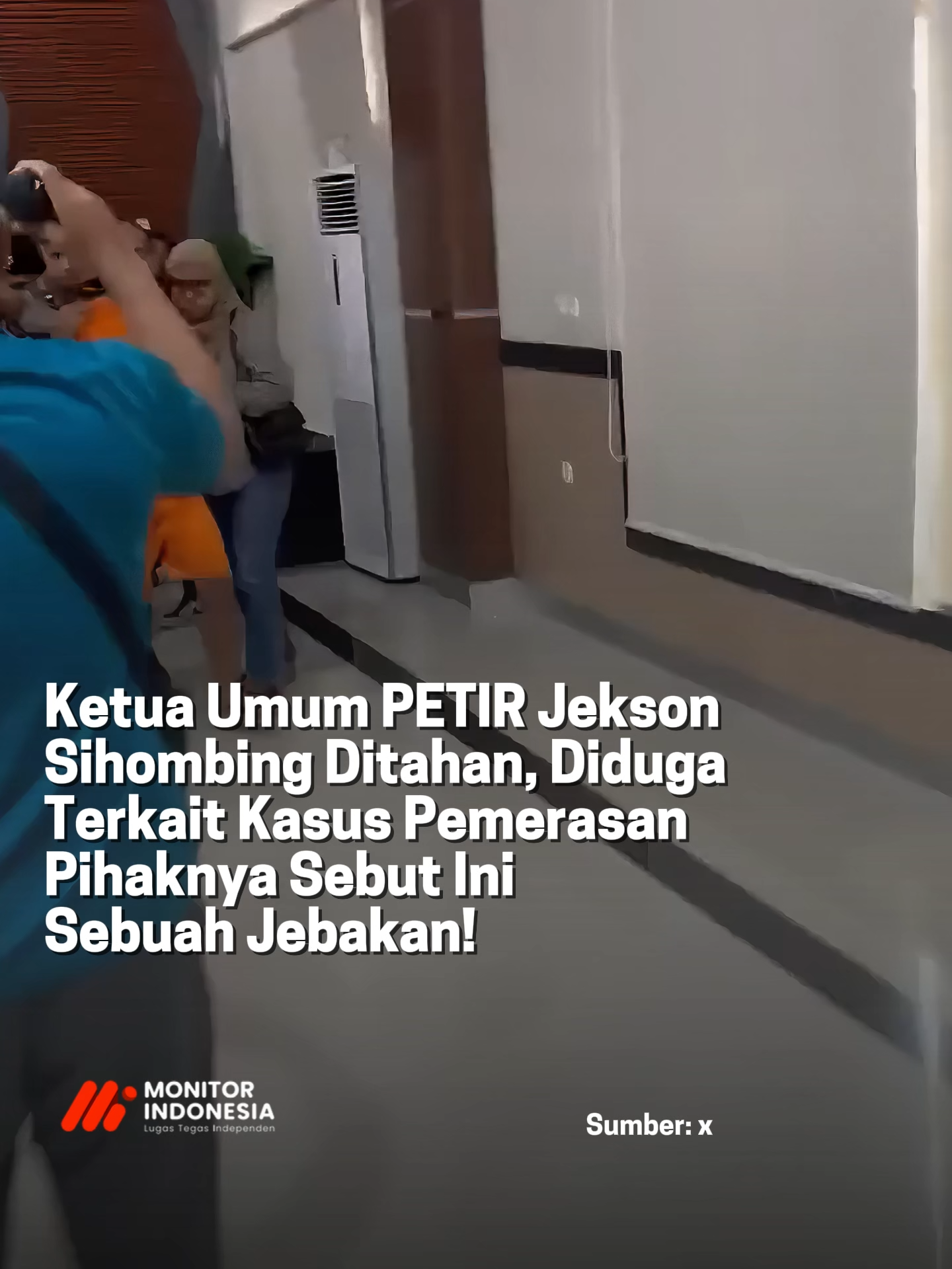 Ketua Umum PETIR, Jekson Sihombing, resmi ditahan oleh Polda Riau atas dugaan kasus pemerasan. Namun, dari pihak Jekson disebut bahwa penahanan ini merupakan hasil jebakan, yang diduga melibatkan perusahaan besar kelapa sawit di Riau. Perusahaan tersebut disebut memiliki lahan hingga 16 ribu hektare, yang menurut sejumlah pihak masuk kawasan hutan dan disebut belum memenuhi kewajiban pajak serta pembagian plasma 20% kepada rakyat. Kasus ini kini menjadi perhatian publik dan masih dalam penyelidikan pihak berwenang. #PETIR #JeksonSihombing #PoldaRiau #KasusViral #LahanSawit #PerkebunanSawit #BeritaHariIni