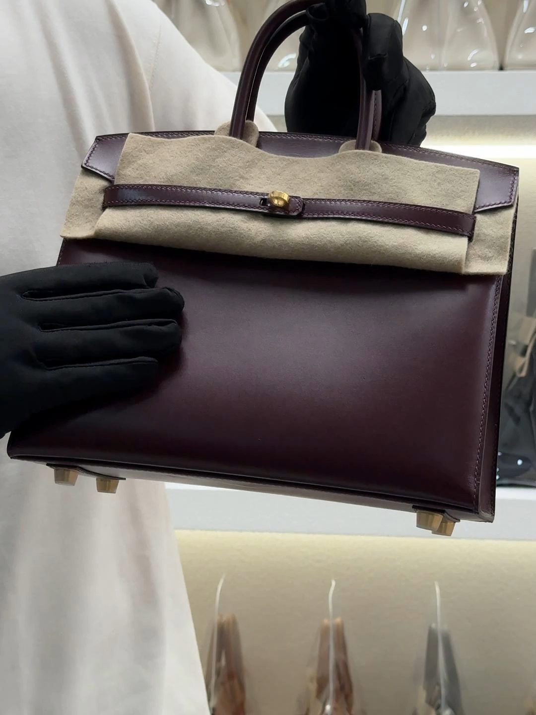 We are a factory, not an agent. Women's bag, is it super hot golden brown this year!! 。#dhgate#chinafactory #chinamanufacturer#madeinchina #luxurybrand #lvbag#factory #dhgateshoe#chinabusiness #tiktokbusiness#bagmanufacturer #luxuryshopping#luxurvsupplers #sourcingchina#chinaproducts