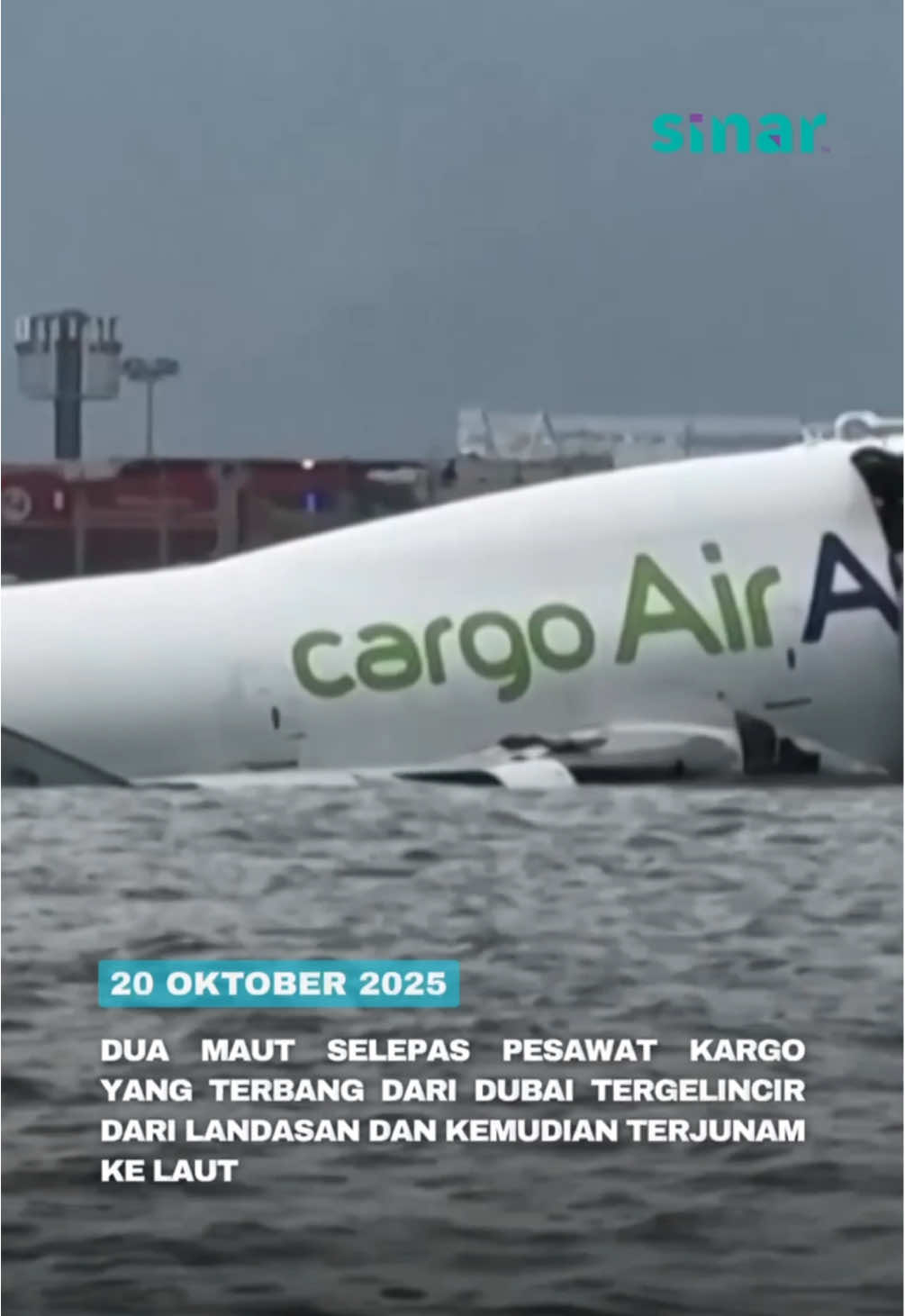 Dua maut selepas pesawat kargo yang terbang dari Dubai tergelincir dari landasan dan kemudian terjunam ke laut semasa mendarat di Lapangan Terbang Antarabangsa Hong Kong awal pagi Isnin.  Sumber: @501awani  #SINARKongsi #SINARMuzikRetroTerbaik #fyp #crash #plane 