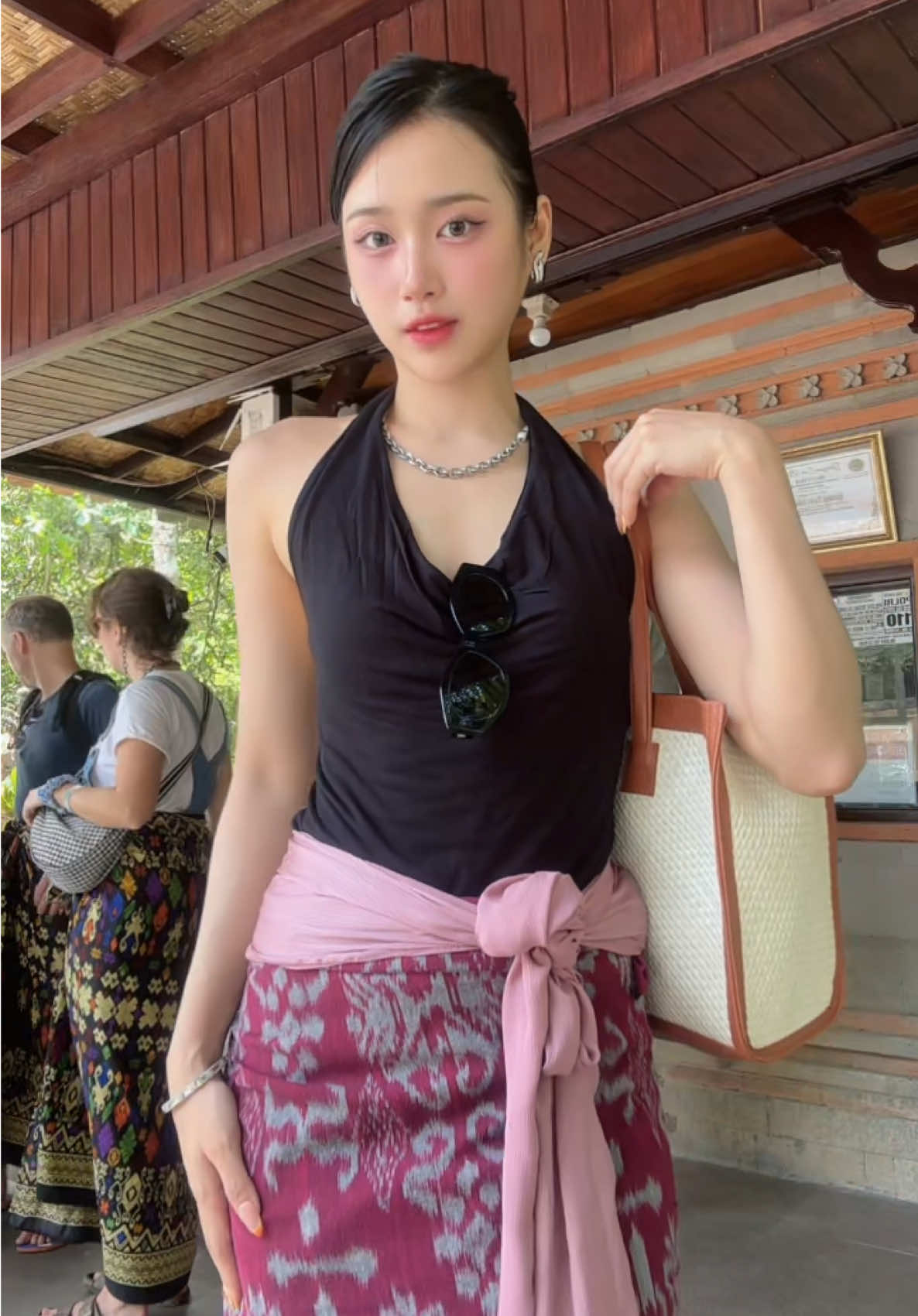 Aaak pertama kali pake selendang🥹💗 #bali #balinese #fyp 