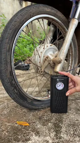 Dù là đi xe máy hay ô tô thì cũng nên có sẵn 1 cái bơm sạc điện như này trong nhà, phòng sự cố xì lốp hay lủng lốp thì có sử dụng #bomxe #bomxemay #bomdien #bomdienmini #trinhmom95  @Trinh Móm  @Trinh Móm  @Trinh Móm 