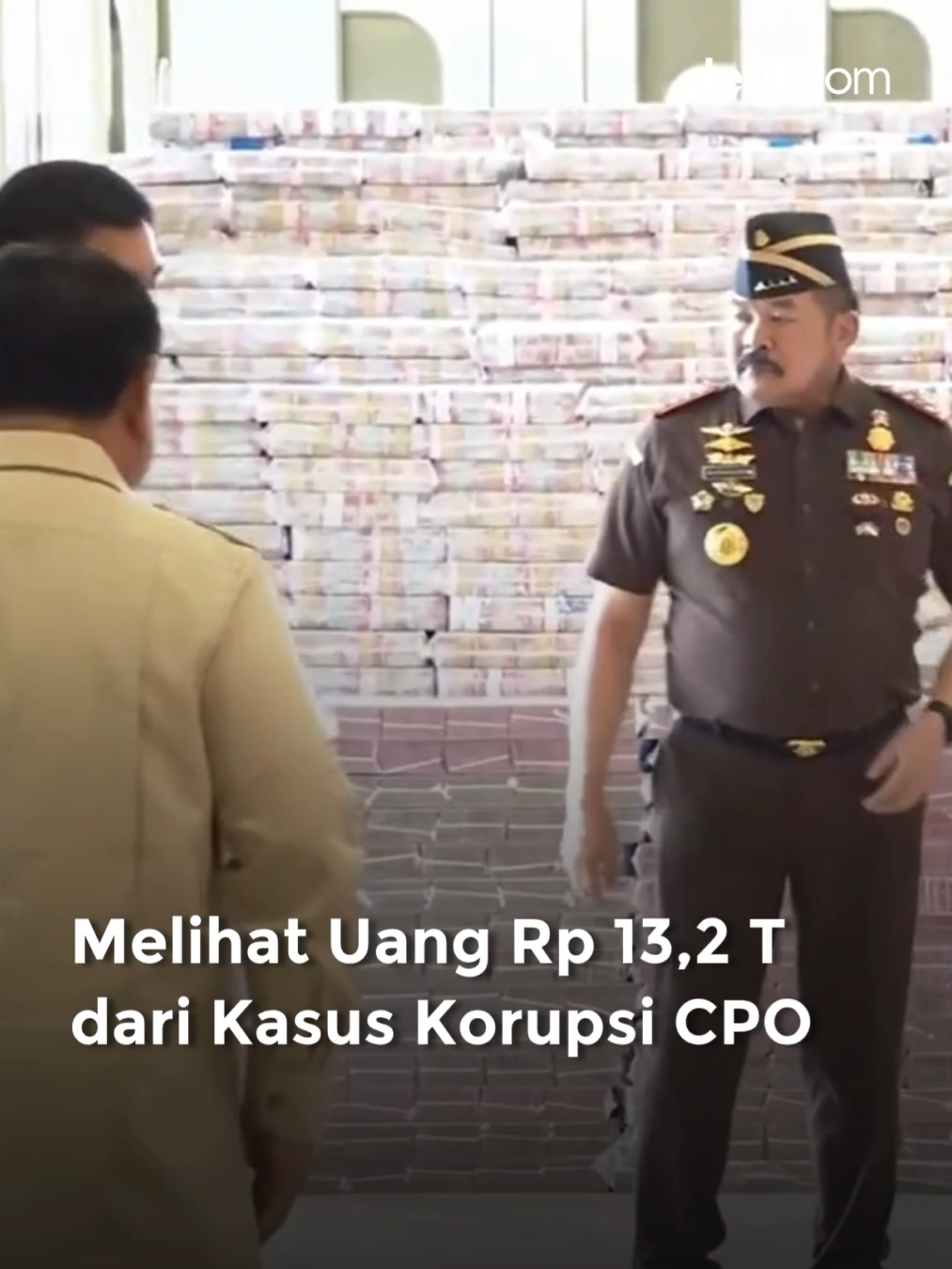 Tumpukan uang menggunung dipamerkan Kejaksaan Agung di depan Presiden Prabowo Subianto. Tumpukan uang ini adalah uang pengganti kerugian negara yang dikembalikan ke Kementerian Keuangan dari Kejaksaan Agung. Uang pengganti kerugian negara itu didapatkan dari hasil penindakan kasus korupsi ekspor CPO dan turunannya. Total gunungan uang itu senilai Rp 13,25 triliun atau tepatnya Rp 13.255.244.538.149. Gunungan uang dipamerkan di Kantor Pusat Kejaksaan Agung, Jakarta Selatan dan disaksikan langsung Presiden Prabowo Subianto, Senin (20/10/2025). Uang Rp 13,2 triliun itu disita dari 3 perusahaan sekaligus, Wilmar Group, Musim Mas Group, dan Permata Hijau Group. Rinciannya untuk Wilmar Group mengembalikan kerugian negara Rp 11,88 triliun. Kemudian Musim Mas Group senilai Rp 1,18 triliun dan Permata Hijau Group senilai Rp 186,43 miliar. Baca berita selengkapnya hanya di detik.com ! Video: YouTube SekretariatPresiden Creator: Jo #korupsicpo #kejagung #gantiruginegara #detikcom #korupsi