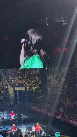 lmao Billie couldn’t find her dad in the crowd she’s so me core 💀lmaooo #billieeilish #billietok #hmhas 