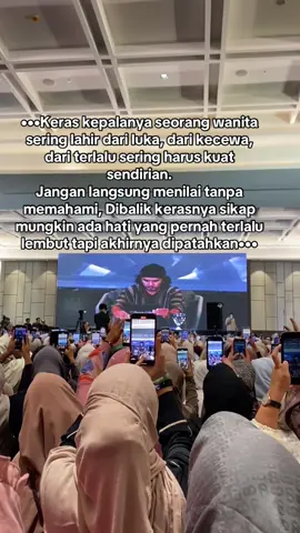 “Seseorang itu berubah karena dua hal pikiranya terbuka atau hatinya terluka”#kajianustadzhananattaki #ustadzhananattaki #sharingtimeayahamanah #hijrah_istiqomah #wanitahebat 