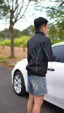 Có thiết kế áo khoác dù mới nha ! 