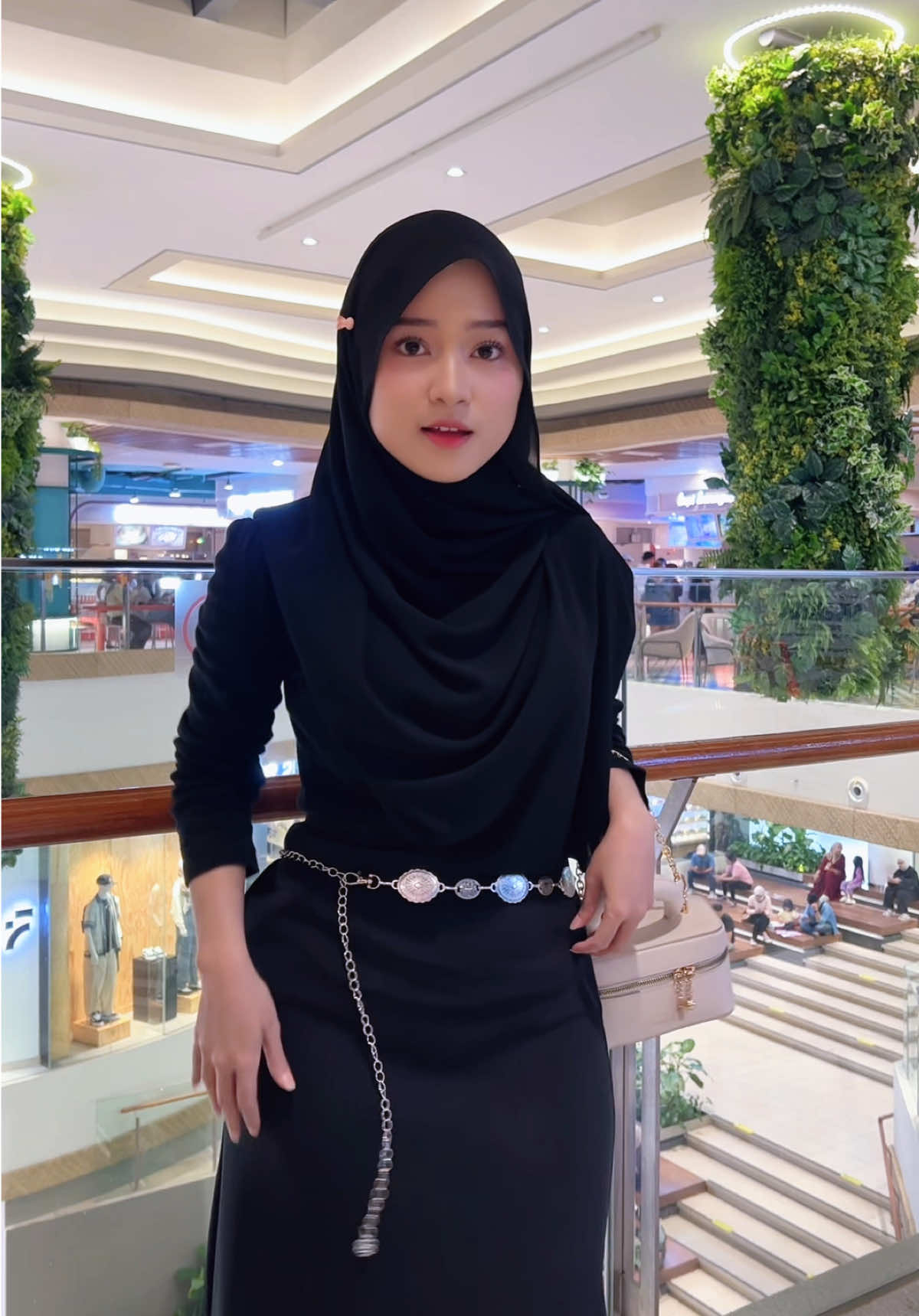 Padahal cuma nambah iket pinggang tapi looknya langsung beda ✨